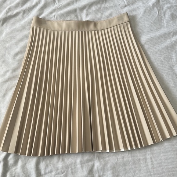 NWOT Express cream pleated high waisted faux leather mini skirt - Picture 7 of 11